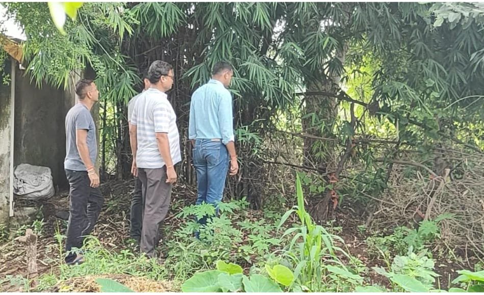 Raigarh में सनसनीखेज वारदात: गोबर के ढेर में दफन मिले चार शव, दो लोग अभी भी लापता