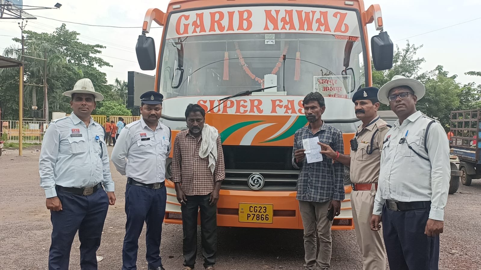 Durg ऑपरेशन सुरक्षा: शराबी बस चालक पर त्वरित कार्रवाई, 35 यात्रियों की जान बची