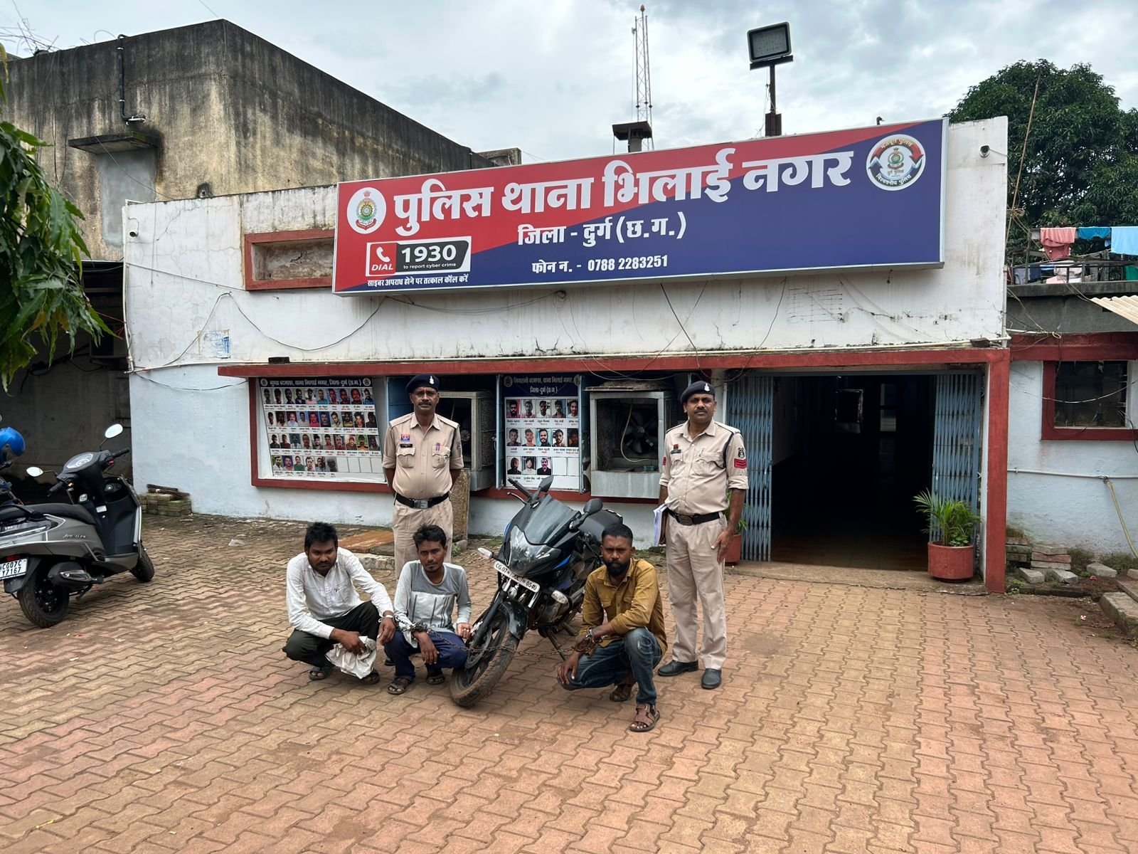 थाना Bhilai नगर पुलिस ने सशक्त एप की मदद से चोरी हुई मोटर साइकिल बरामद की, तीन आरोपियों को किया गिरफ्तार