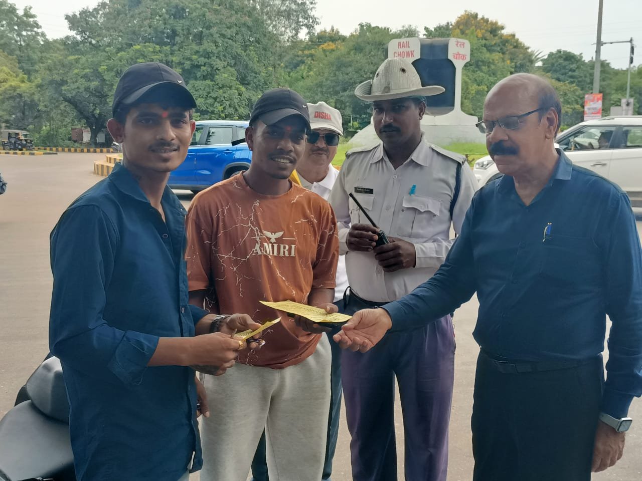Durg में दिशा एवं यातायात पुलिस का सड़क सुरक्षा जागरूकता अभियान: Helmet  और सीट बेल्ट के महत्व पर विशेष ध्यान