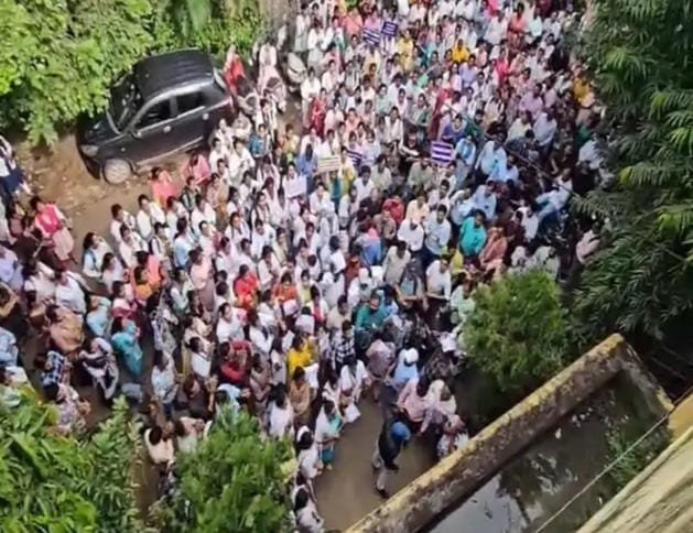 Durg में NHM कर्मचारियों का आंदोलन 15वें दिन भी जारी, CMHO कार्यालय के सामने आदेश की प्रतियां फाड़ीं और जलायीं