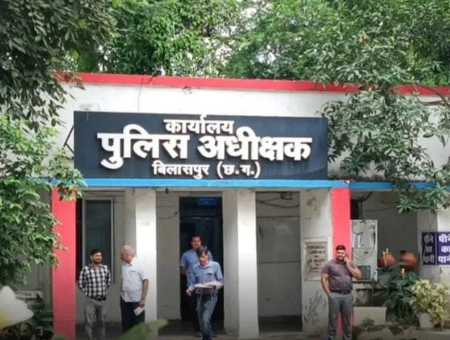 Bilaspur में पुलिस कर्मियों पर अनुशासनात्मक कार्रवाई: दो सिपाही निलंबित, रतनपुर TI Line Attach