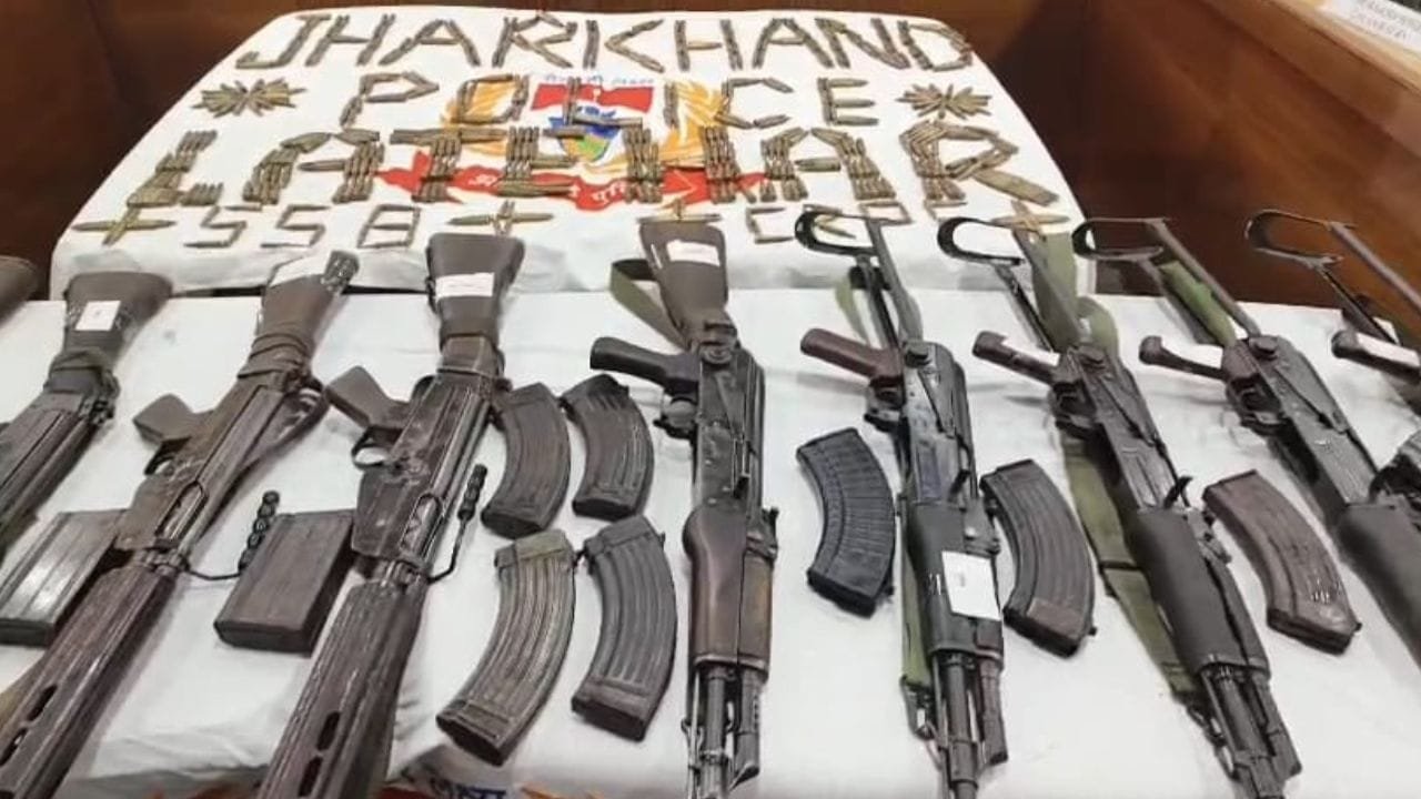 Jharkhand में बड़ी कामयाबी: JJMP के 9 नक्सलियों ने किया हथियारों के साथ आत्मसमर्पण