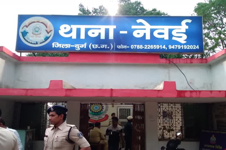 Durg:नेवई पुलिस की बड़ी कार्यवाही: धारदार हथियारों के साथ दो आरोपी गिरफ्तार