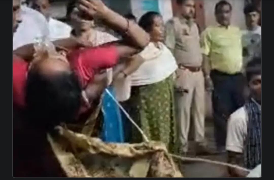 Chhattisgarh कटघोरा स्वास्थ्य केंद्र में लापरवाही: सांप काटने से पीड़ित महिला की हालत बिगड़ी, डॉक्टर की अनुपस्थिति पर हंगामा