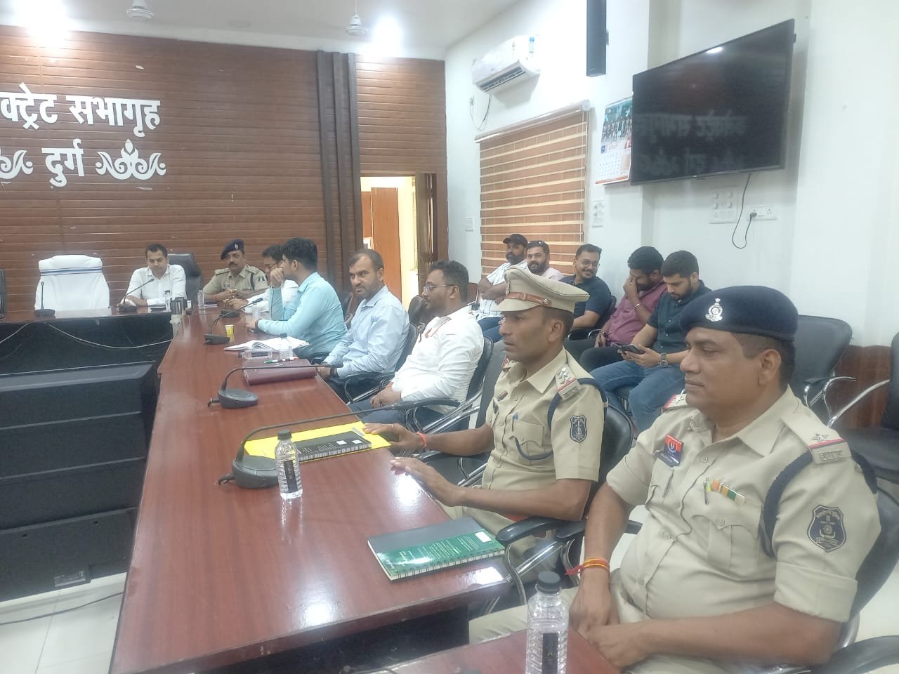 Durg में “हेलमेट नहीं, पेट्रोल नहीं” अभियान शुरू, पेट्रोल पंप संचालकों की मीटिंग में कलेक्टर के निर्देश