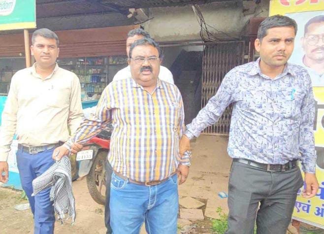 Khairagarh: पटवारी संघ अध्यक्ष रिश्वत लेते रंगे हाथ गिरफ्तार