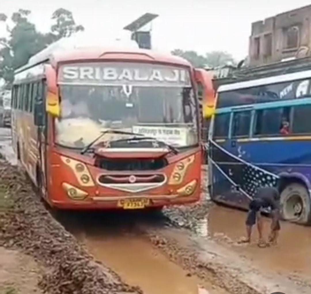 Sarguja-Balrampur में बारिश ने बिगाड़ी नेशनल हाईवे 343 की सूरत, गड्ढों में फंसी गाड़ियां