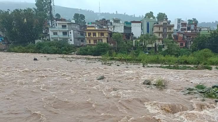Jammu – राजौरी राष्ट्रीय राजमार्ग बंद, भारी बारिश और Landslide से यातायात प्रभावित