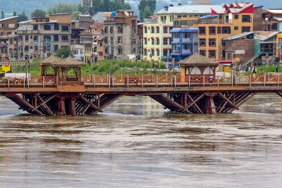 झेलम नदी के उफान से श्रीनगर में बाढ़ Alert , लोगों को सुरक्षित स्थानों पर हटाने के आदेश