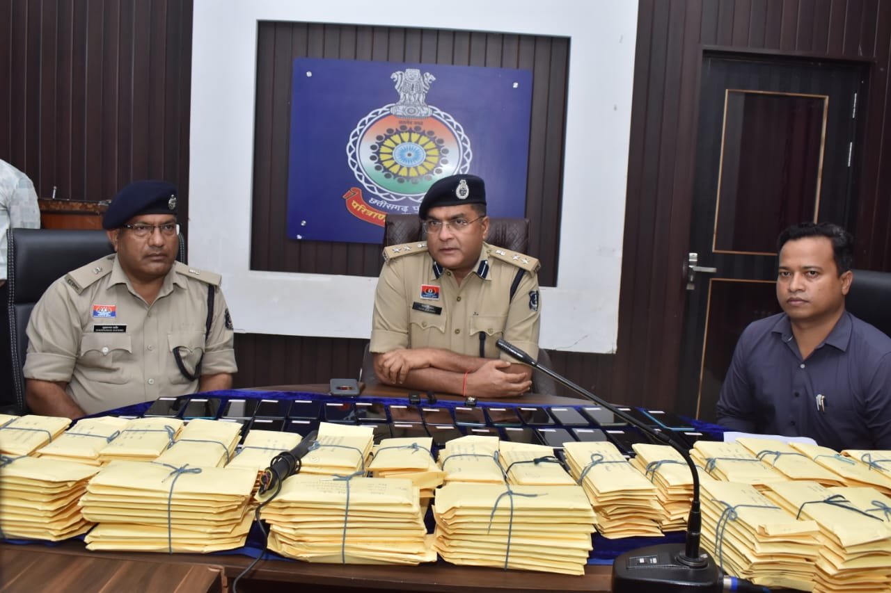Durg जिले की विशेष टीम ने खोजे 303 गुम मोबाइल, 70 लाख रुपये की बरामदगी