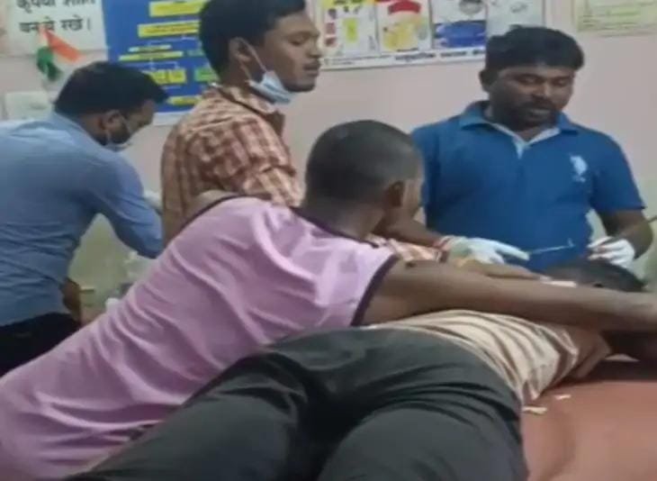 Chhattisgarh: एम्बुलेंस ड्राइवर ने घायल के सिर पर लगाए टांके, डॉक्टर देता रहा निर्देश, वीडियो वायरल