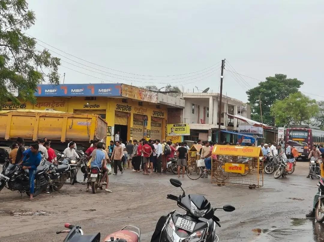 Chhattisgarh:सक्ती में हाईवा ने 10 गायों को कुचला, सभी की मौत; गौसेवकों ने किया चक्काजाम, पुलिस ने दर्ज किया मामला