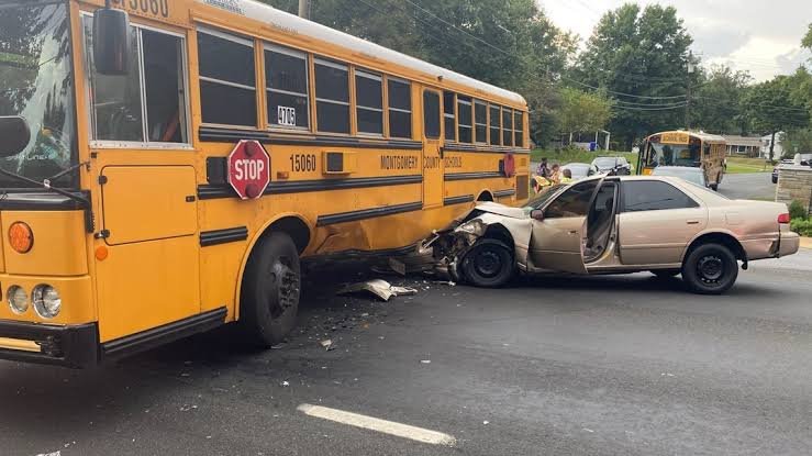 School Bus और Car में टक्कर, Overtake में हुआ हादसा