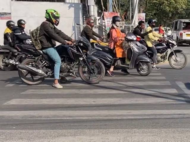 रायपुर की सड़कों से गायब Zebra Crossing और Stop Line वाहन चालक और पैदल यात्री दोनों संकट में