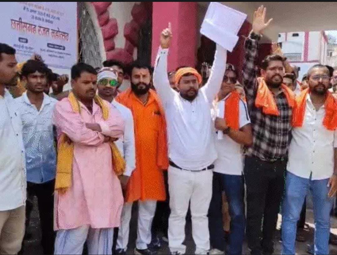 Durg के मचांदूर गांव में हिंदू परिवार और पुलिसकर्मियों के बीच तनाव, भगवान राम का झंडा हटाने पर विवाद