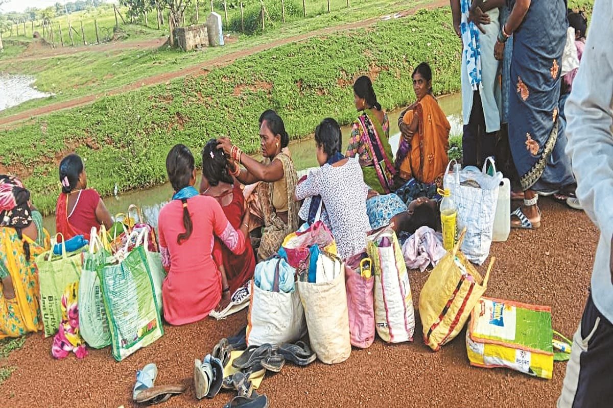 उरला जा रही मालवाहक अनियंत्रित होकर पलटी, 10 महिला मजदूर घायल