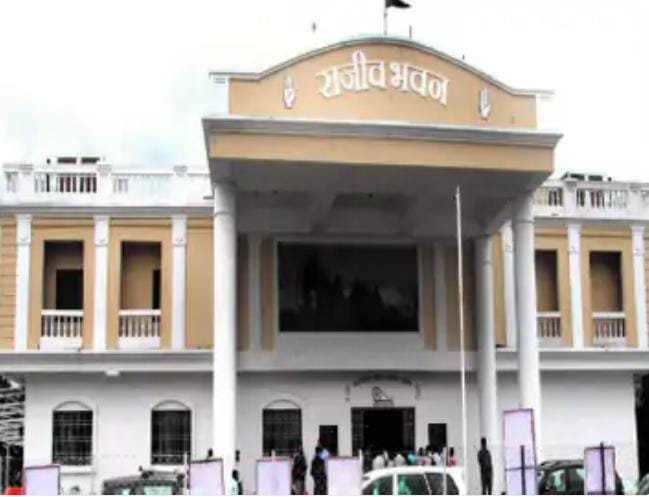 Chhattisgarh:राजीव भवन पर ED की दबिश: मलकीत सिंह को सौंपी चालान की कॉपी, शराब घोटाले के पैसे से बने हरीश का घर और सुकमा कांग्रेस भवन का दावा