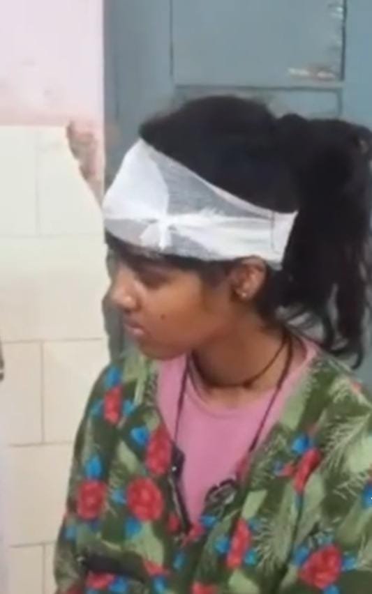 Khairagarh के 90 साल पुराने सिविल अस्पताल में हादसा: मरीज पर गिरा छत का टुकड़ा