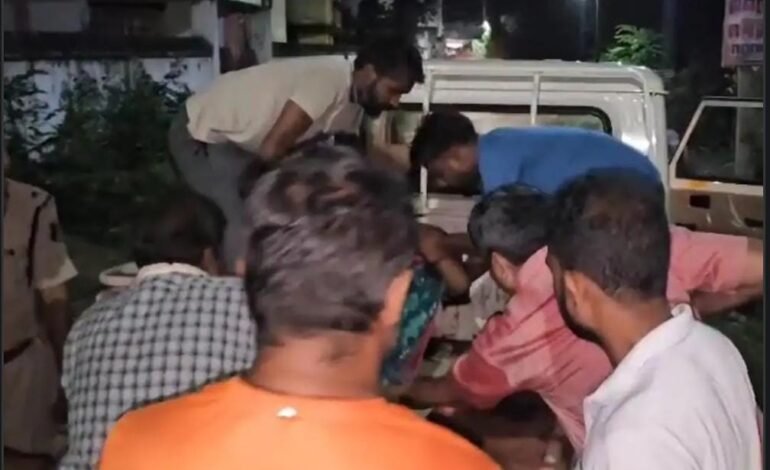 Khairagarh में दर्दनाक सड़क हादसा: मामा-भांजे की मौत, पत्नी और दो बेटियां गंभीर