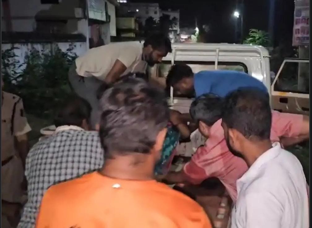 Khairagarh में दर्दनाक सड़क हादसा: मामा-भांजे की मौत, पत्नी और दो बेटियां गंभीर