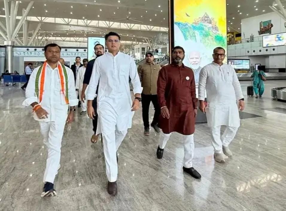 Raipur: पायलट का तंज – “डबल इंजन सरकार उड़ा रही धुआं”