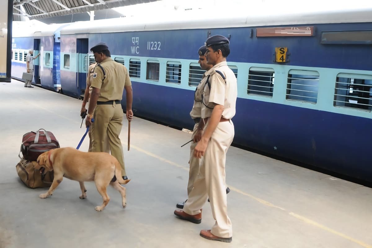 सामान Check करने के बहाने रेल यात्रियों से मारपीट और जबरन वसूली, 13 GRP जवान निलंबित