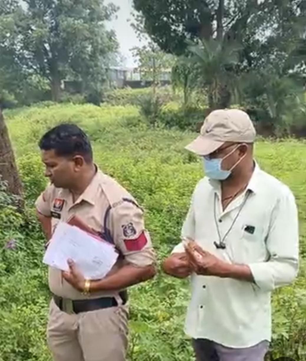 Mahasamund में सनसनी: सड़क किनारे मिला 60 वर्षीय महिला का शव, हत्या की आशंका, जांच शुरू