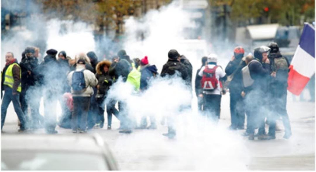 Nepal के बाद अब France में भी जनता सड़कों पर, राष्ट्रपति मैक्रों के इस्तीफे की मांग