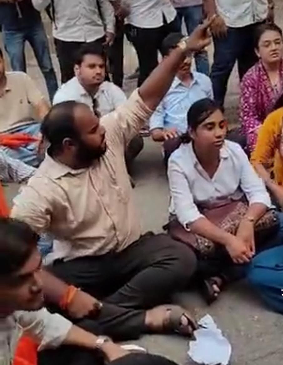 Bilaspur SSP और ABVP नेताओं के बीच तीखी नोकझोंक, वीडियो वायरल
