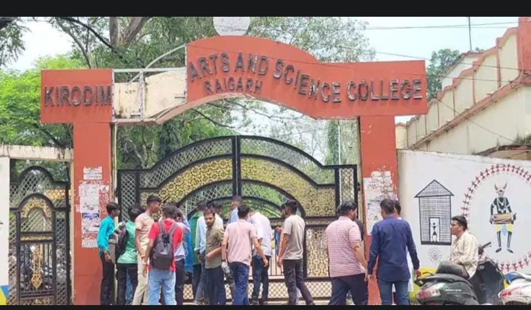 Raigarh के किरोड़ीमल कॉलेज में छात्रों का हंगामा, पानी और बाथरूम की समस्या को लेकर धरना-प्रदर्शन
