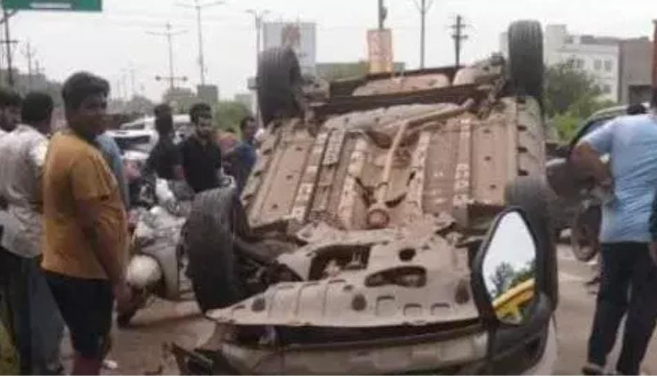 Raipur: माना में BJP कार्यालय के सामने कार-बाइक की जोरदार टक्कर, एक युवती समेत तीन घायल