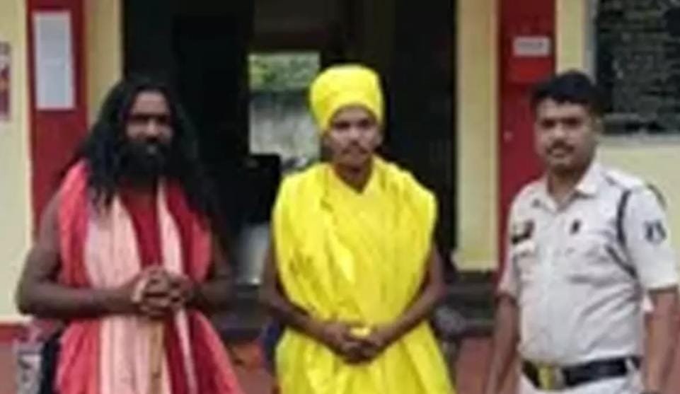 Balod: साधुओं के भेष में घूम रहे पंजाब के 2 चोर गिरफ्तार, मोबाइल शॉप से चार्जर और नकदी की चोरी