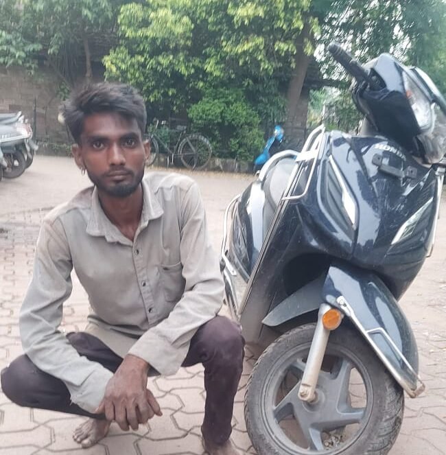 Raipur Police ने थाना पंडरी क्षेत्र से दोपहिया वाहन चोरी करने वाले आरोपी आकाश चंद्राकर उर्फ बिल्लू को गिरफ्तार किया