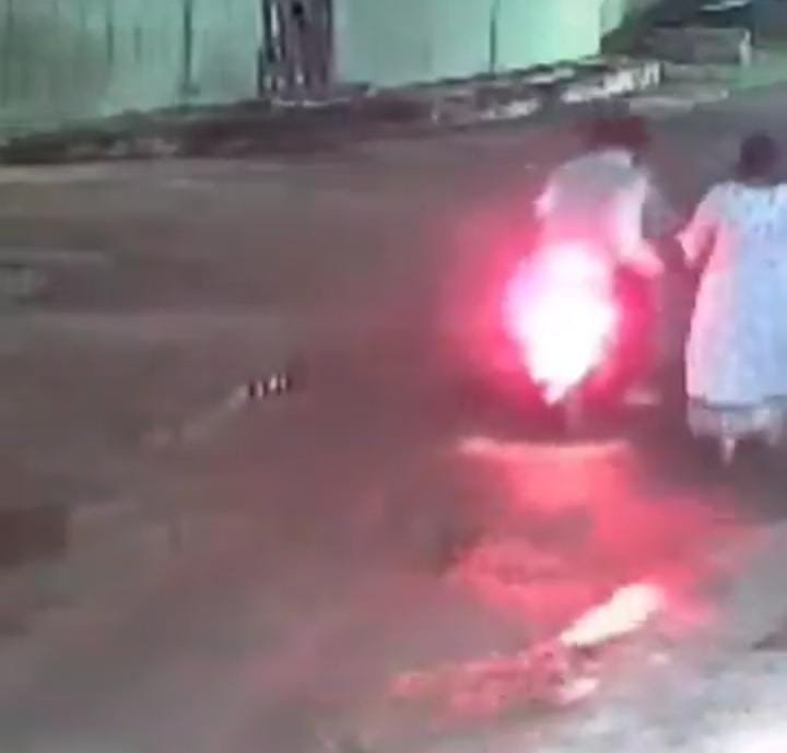 Raipur में दिनदहाड़े महिला से बैग छीना, मचा हड़कंप