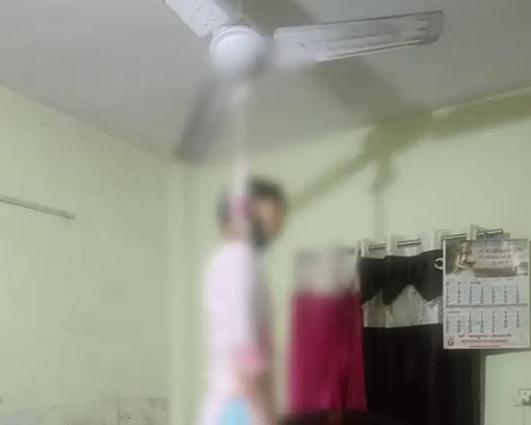 Balrampur: आरक्षक की पत्नी ने पुलिस कॉलोनी में फांसी लगाकर की आत्महत्या, बीमारी से थी परेशान