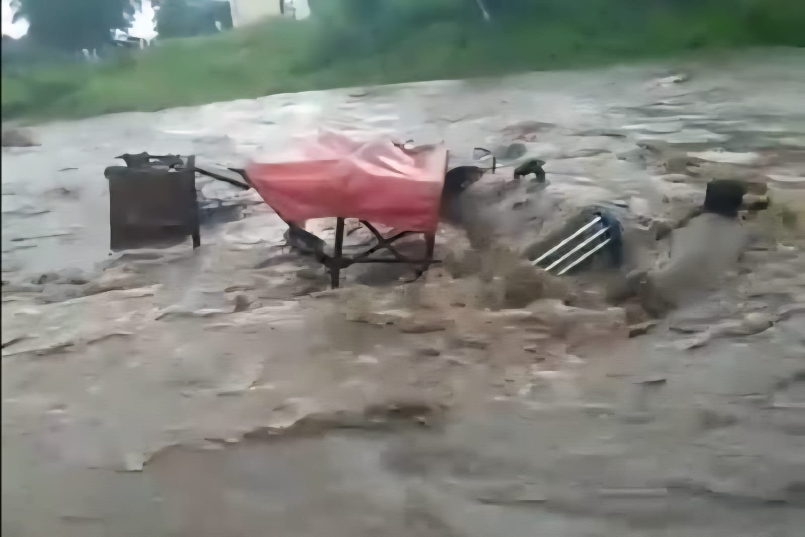 Dhamtari बारिश से उफनी नदी में फंसे ट्रैक्टर-ट्राली, रेत खनन का बड़ा हादसा