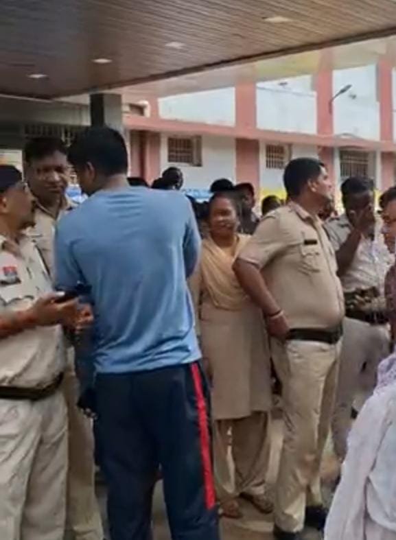 Durg जिला अस्पताल में इंजेक्शन लगने से युवक की मौत, परिजनों ने गलत इलाज का आरोप लगाकर किया हंगामा