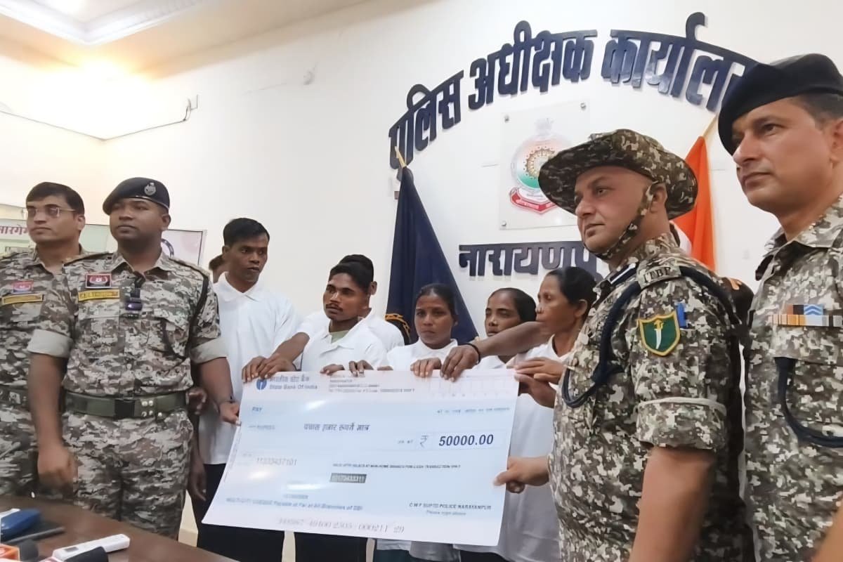 Naxali संगठन को बड़ा झटका: नारायणपुर में 12 इनामी नक्सलियों ने किया आत्मसमर्पण