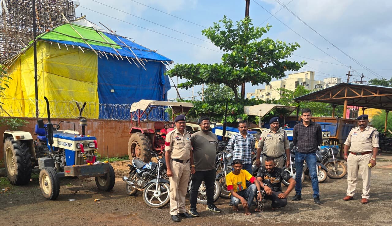 Raipur:ट्रैक्टर और मोटरसाइकिल चोरी के शातिर चोर गिरफ्तार, 20 लाख से अधिक का माल बरामद