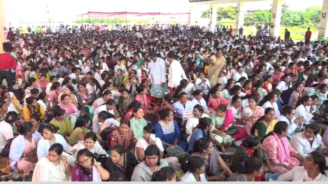 Chhattisgarh में NHM कर्मचारियों का जेल भरो आंदोलन: सड़कों पर उतरे हजारों कर्मचारी