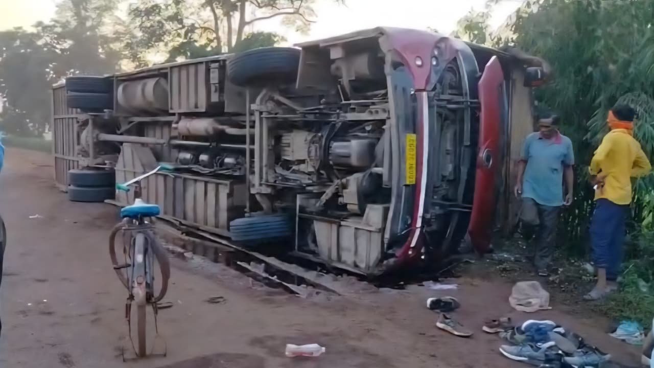 भीषण सड़क हादसा: Raipur से लौट रही CRPF जवानों से भरी बस बालोद में अनियंत्रित होकर पलटी, 4 घायल
