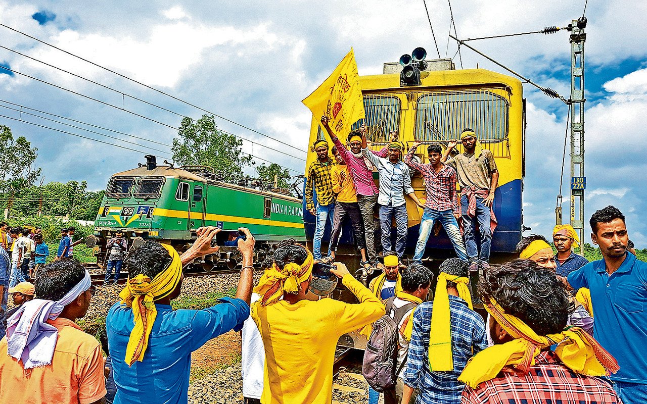 झारखंड में कुड़मी समाज का Rail रोको आंदोलन : 15 से अधिक स्थानों पर Truck जाम, 69 ट्रेनें प्रभावित