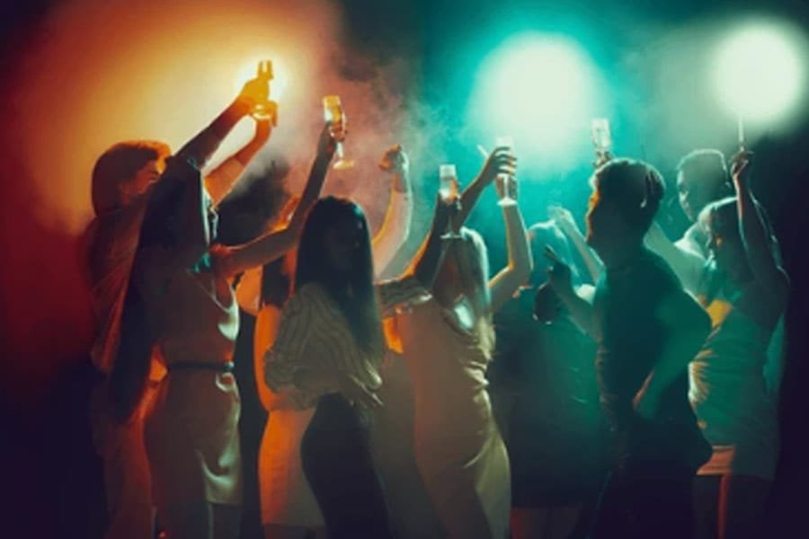 Durg के सूर्या मॉल में लिस्टोमेनिया क्लब पर पुलिस का छापा: अवैध शराब और तेज संगीत के बीच मची अफरा-तफरी