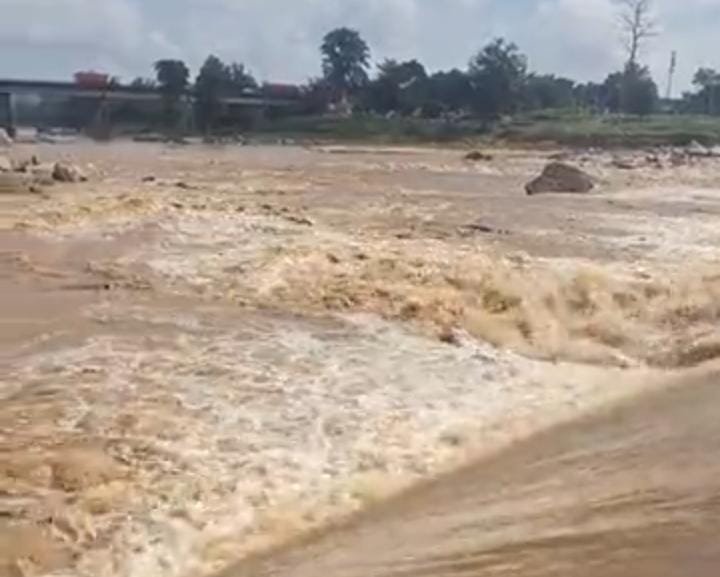 Chhattisgarh:कन्हार नदी पर बने एनिकट के छह में से केवल तीन गेट खुले