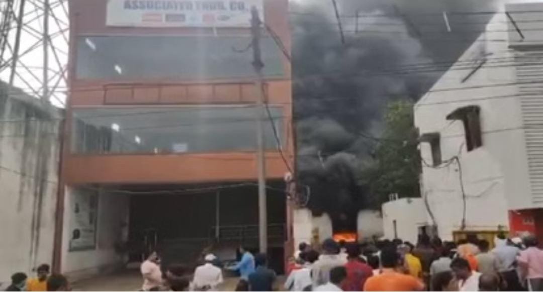 Raipur में थिनर-पेंट फैक्ट्री में भीषण आग