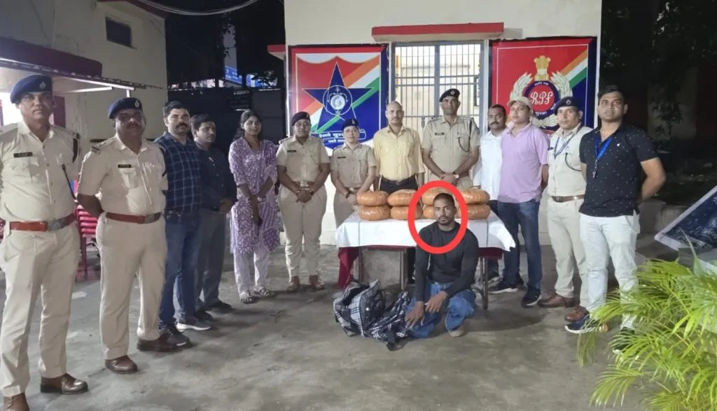 Raipur रेलवे सुरक्षा बल (RPF) ने पकड़ा तस्कर, 16 किलो 400 ग्राम गांजा के साथ गिरफ्तार