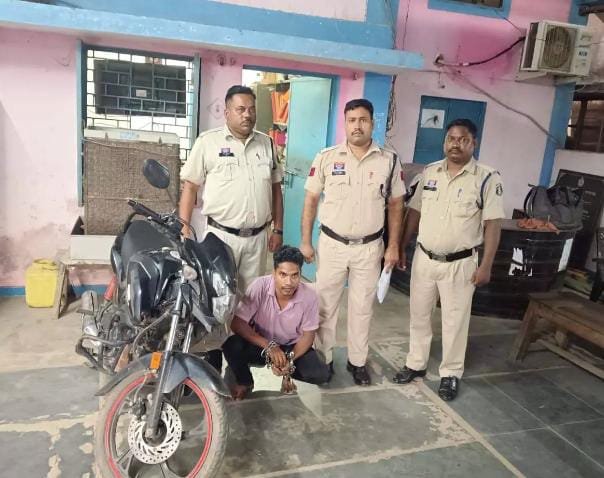 चोरी की बाइक बेचने की फिराक में युवक गिरफ्तार, 90 हजार की मोटरसाइकिल बरामद