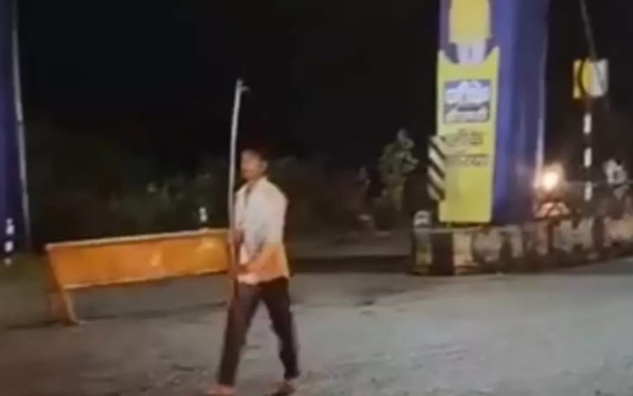 Dongargarh में मानसिक रोगी का पुलिस जवान पर हमला, CCTV में कैद हुई घटना