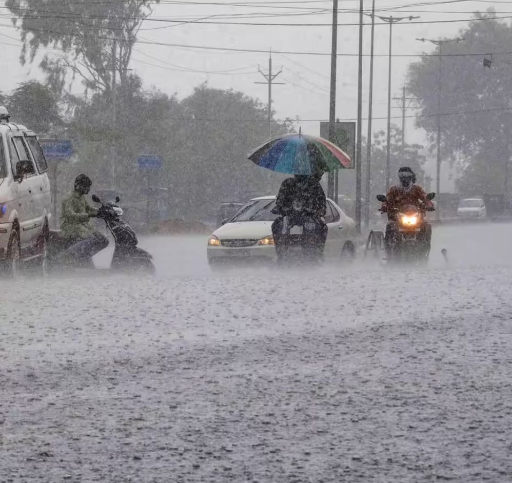 छत्तीसगढ़ मानसून आपदा: सारंगढ़ में उफनते नाले में बह गई कार